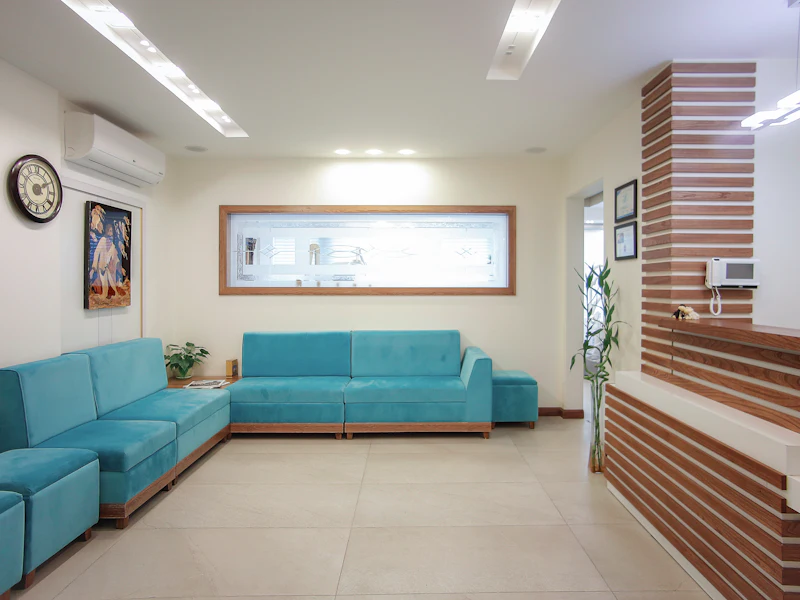 Sala de espera luminosa de la Clínica Aura
