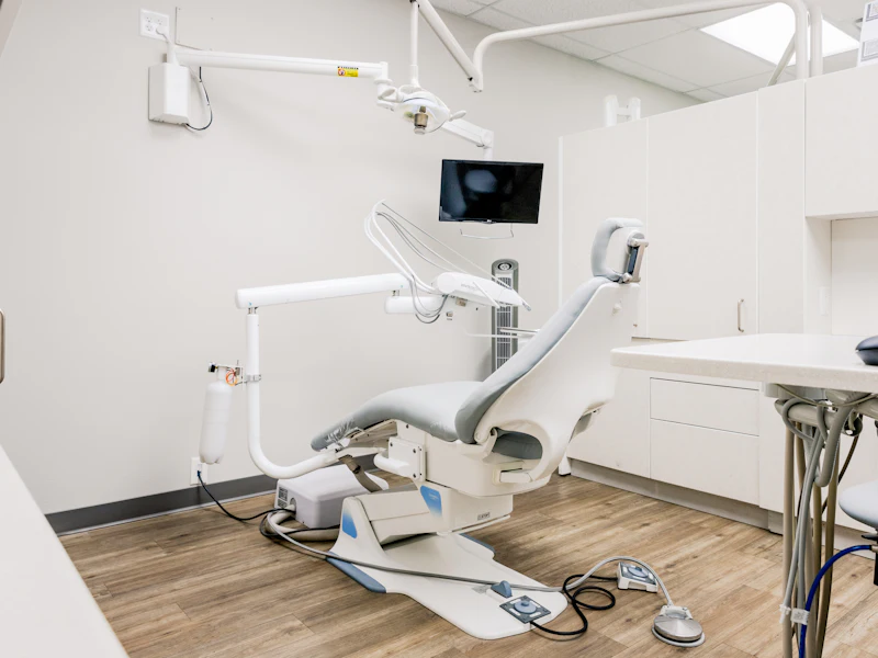Gabinete dental moderno con luz natural
